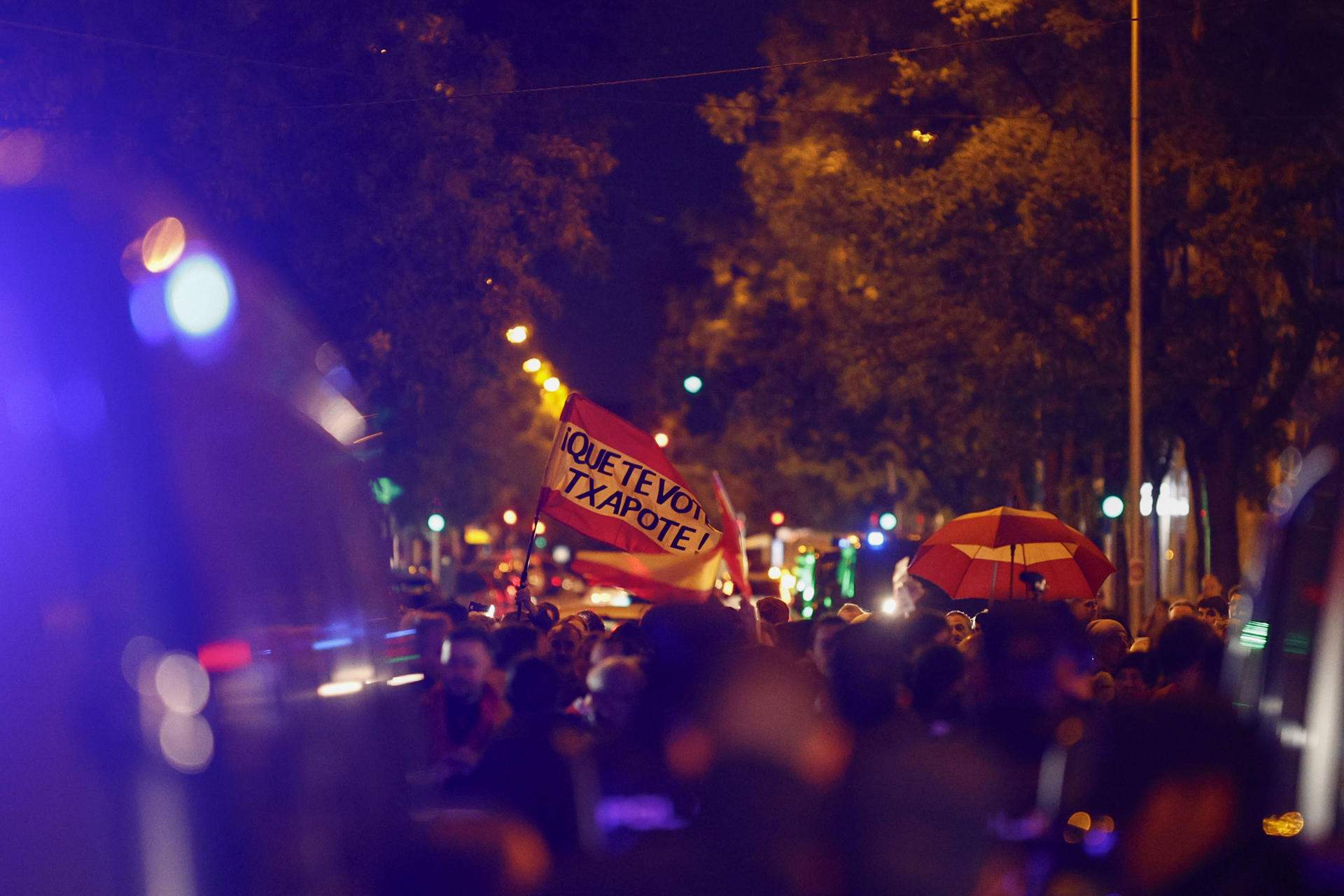 La policia aparta dos ultres amb banderes franquistes de la manifestació contra l'amnistia a Ferraz