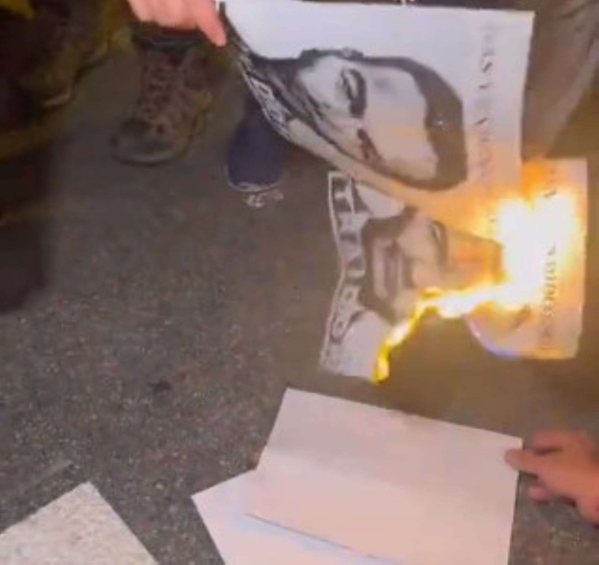 Cremen fotos de Pedro Sánchez a la protesta contra l'amnistia a Barcelona
