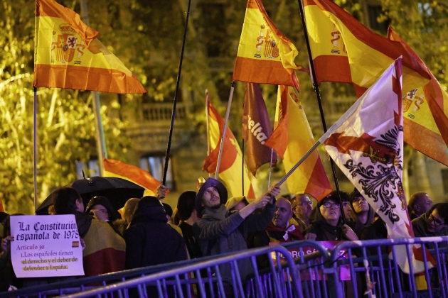 Banderas España protesta Ferraz / Europa Press