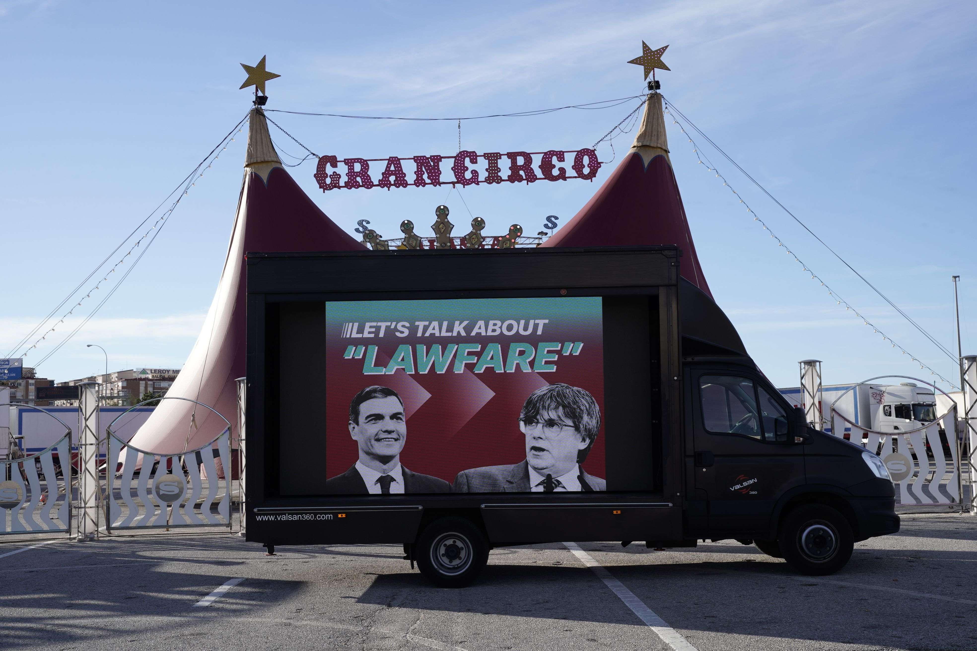 Ciutadans munta un circ a Màlaga aprofitant la cimera socialista: furgoneta contra Puigdemont i l'amnistia