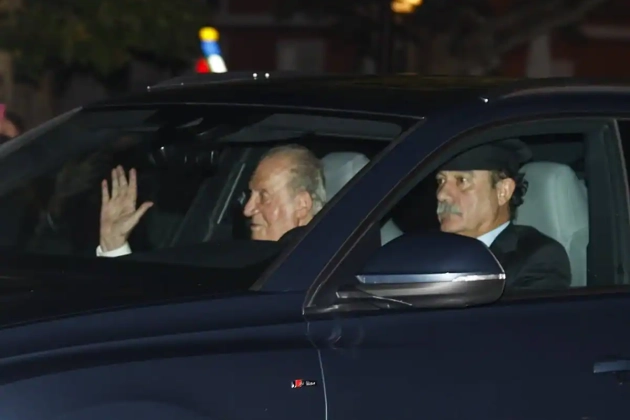 Juan Carlos arriba al cumpleaños