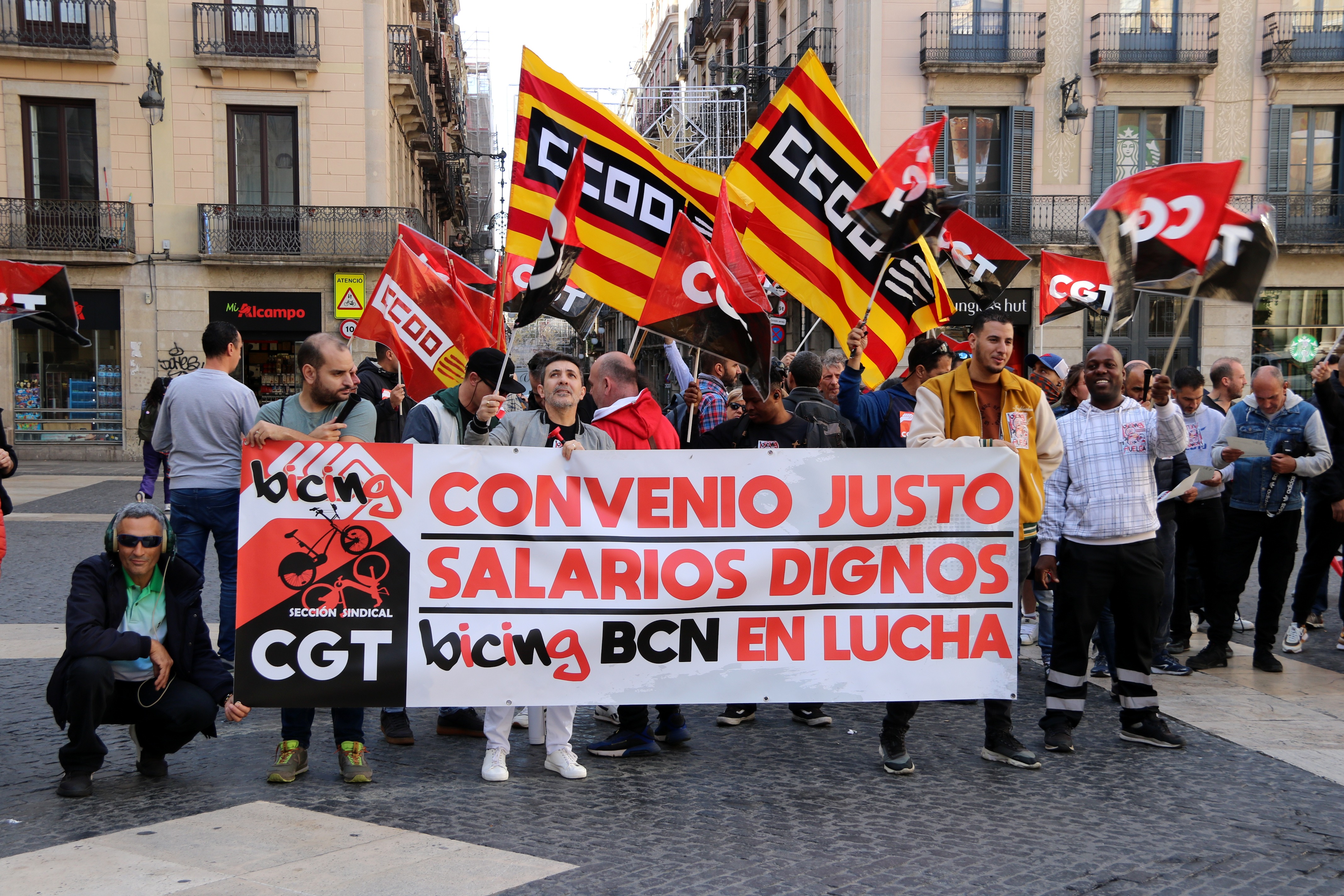 Los trabajadores del Bicing protestan en la plaza de Sant Jaume y celebran el seguimiento masivo del paro