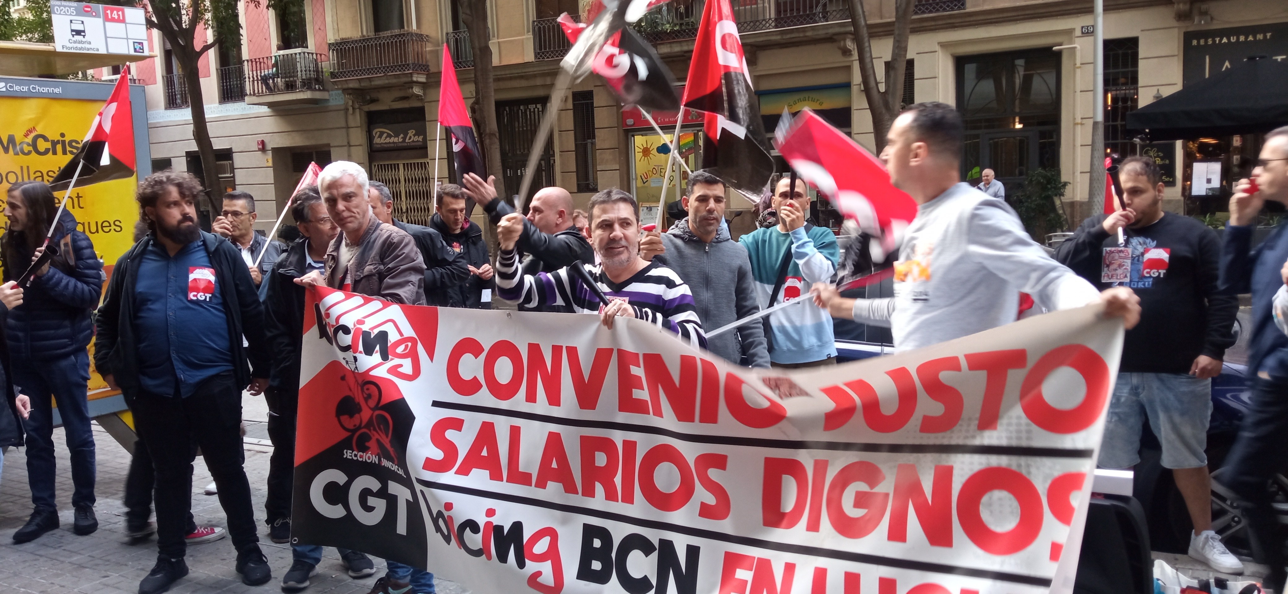 Segunda jornada de huelga indefinida de los trabajadores del Bicing: "¡Hoy no se pedalea!"