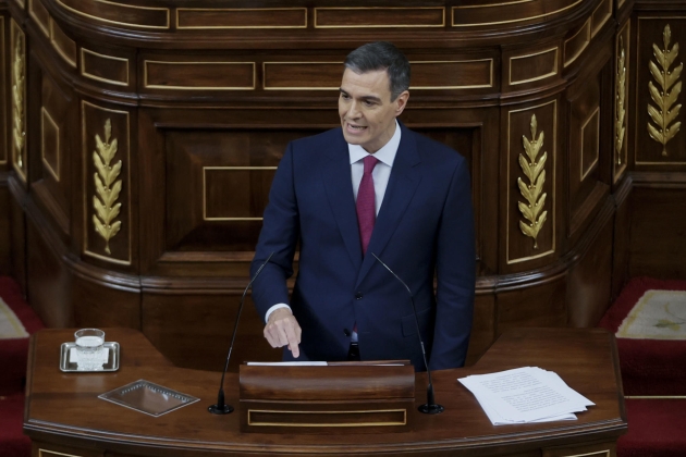 Investidura Pedro Sánchez PSOE 2023 congrés faristol senyalant / Foto: Efe