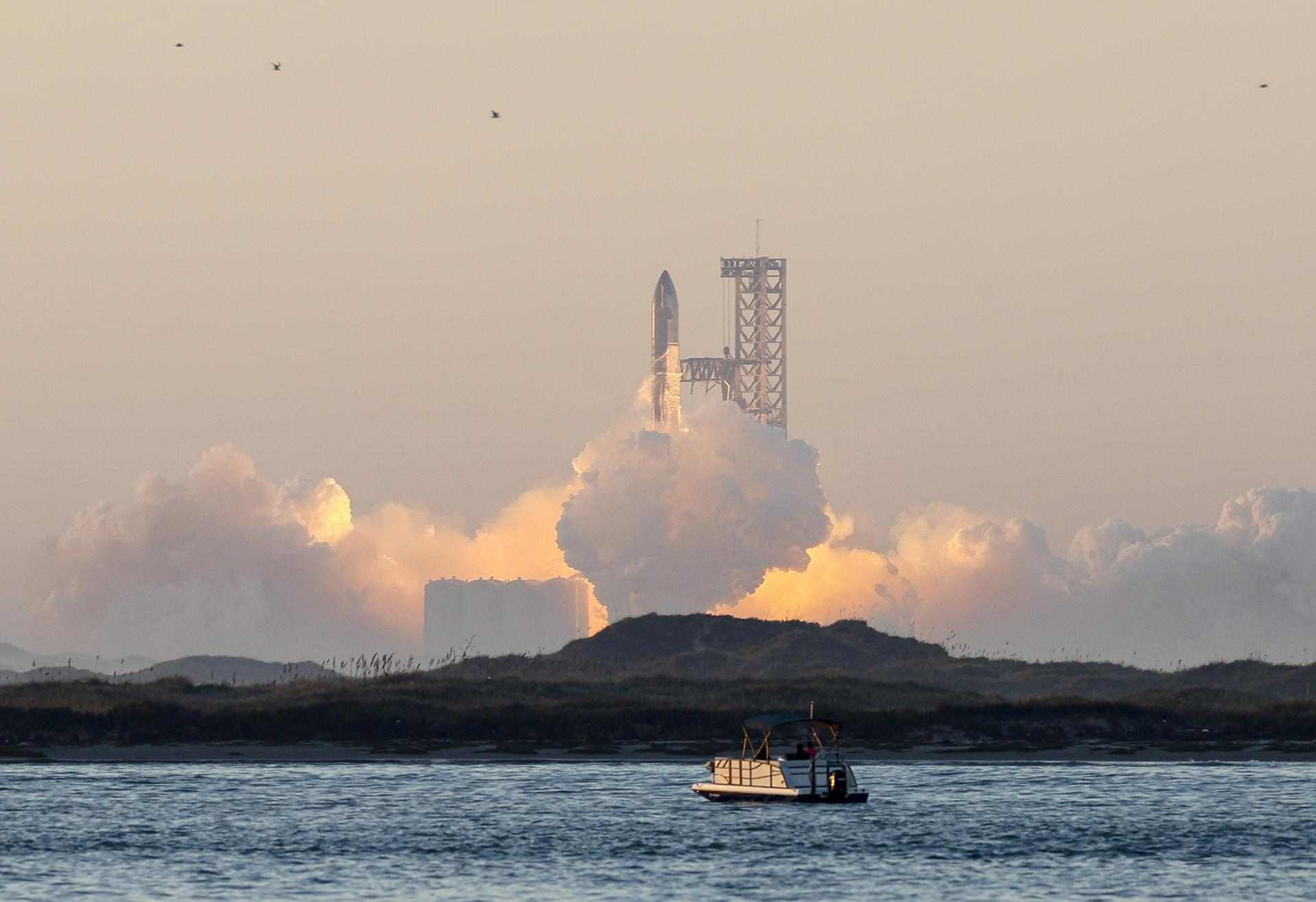 S'enlaira amb èxit el coet Starship, el més gran de la història, però explota minuts després