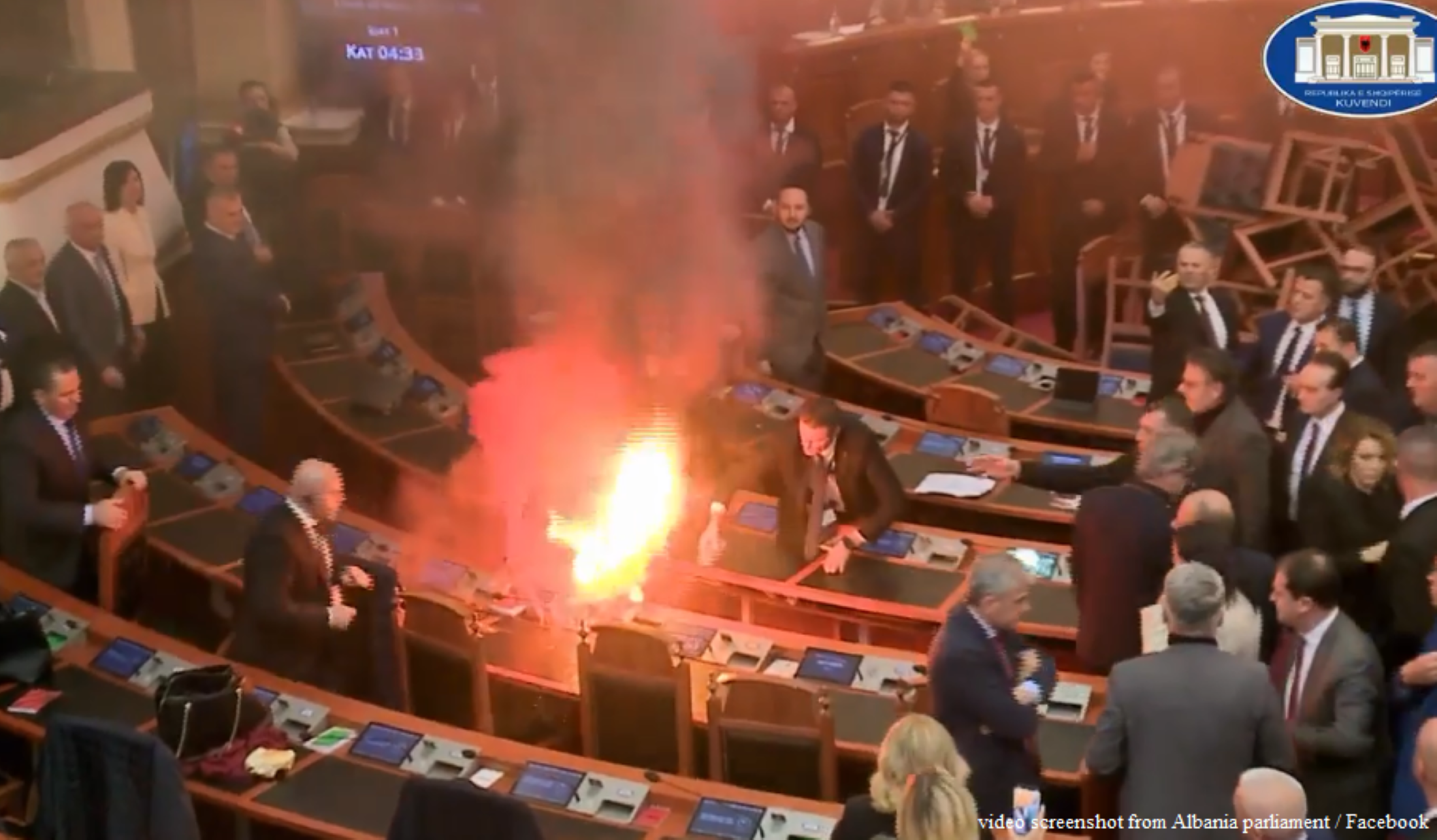 La oposición albanesa protesta en el parlamento con bengalas y bombas de humo dentro del hemiciclo