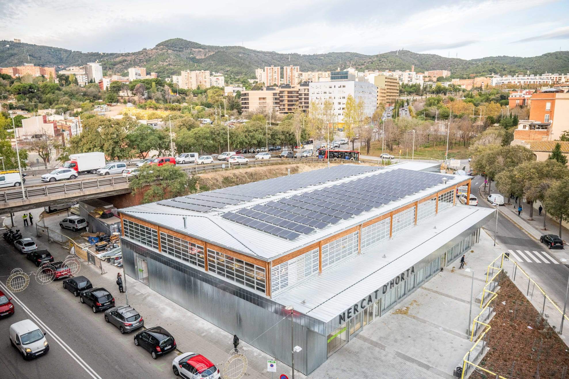 Obre el mercat provisional d’Horta en una estructura que quedarà pel barri un cop acabades les obres