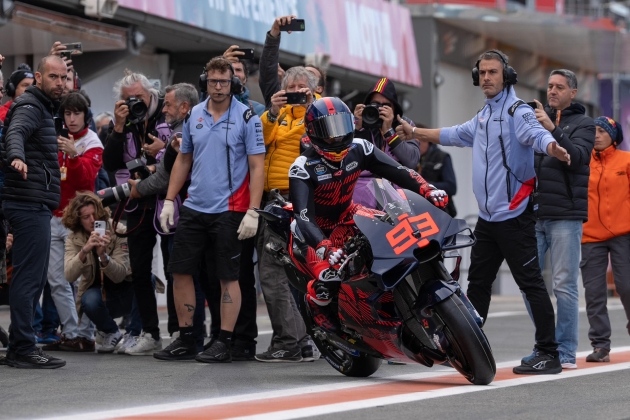 Marc Márquez surt del box de Gresini en la seva nova Ducati / Foto: EFE