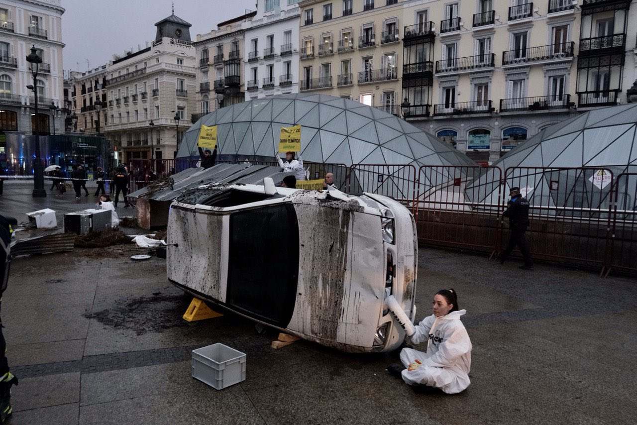 La Puerta del Sol pateix els efectes d'una DANA en la darrera acció protesta de Greenpeace
