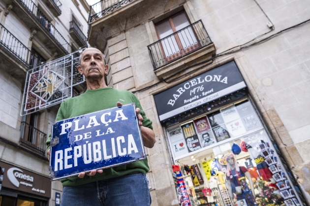 Reportaje placa plaça de la Repùblica, ahora plaça Sant Jaume entrevista Xavi / Foto: Carlos Baglietto