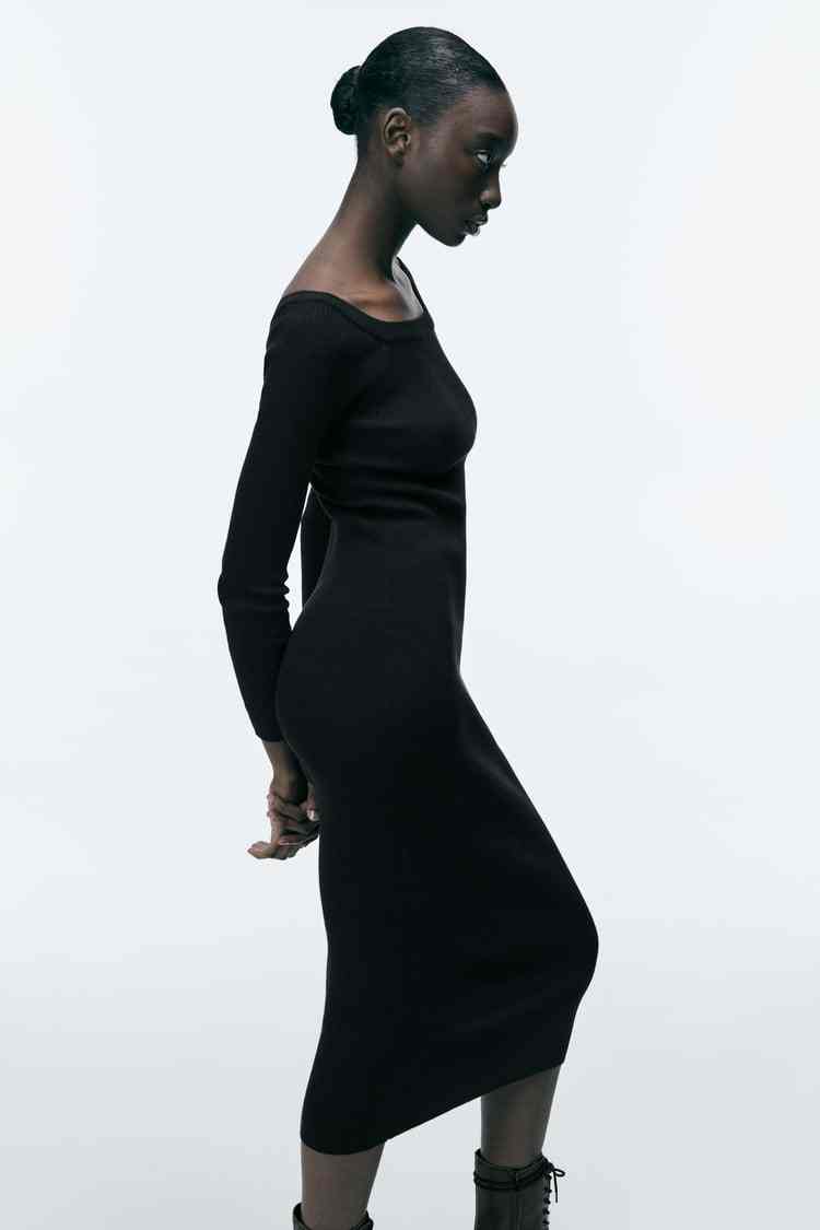 El vestido ajustado de puno de canalé que estiliza la figura ha llegado, por fin, a Zara por 29,95 euros