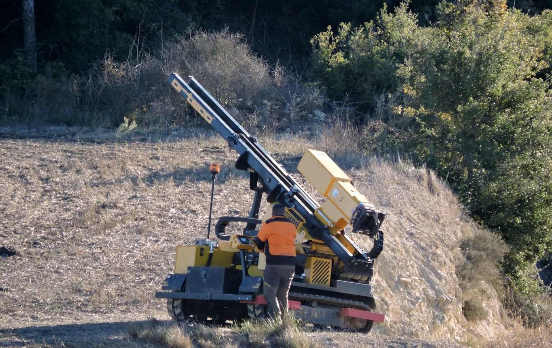 Indignación en Anoia: detectan máquinas trabajando sin permiso en campos donde se proyectan parques solares