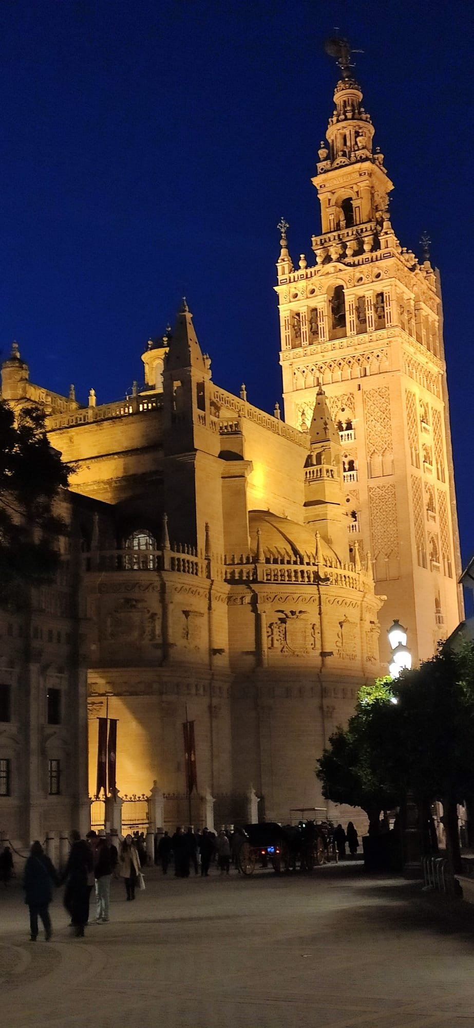 2. Sevilla. La Catedral y la Giralda. Foto Cedida Joina Villa