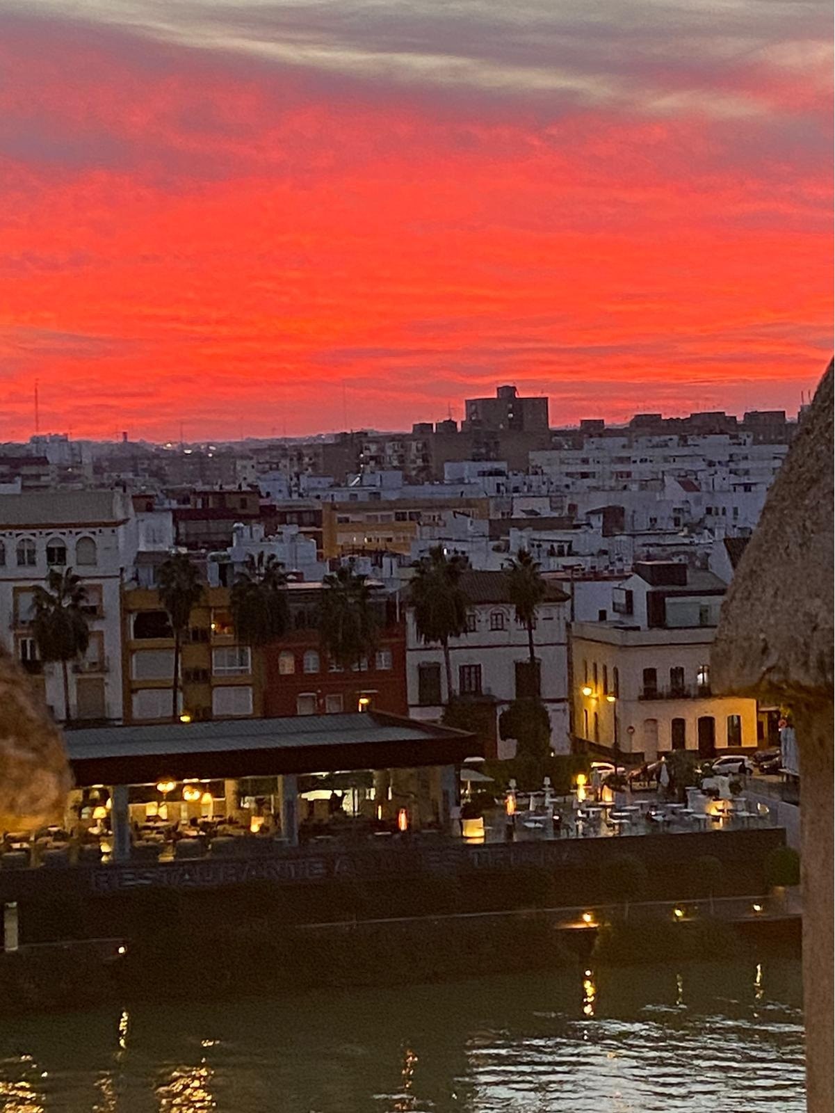 5. Sevilla. Triana desde la cima|cumbre de la Torre del Oro, al anochecer. Foto cedida Olga Colomer