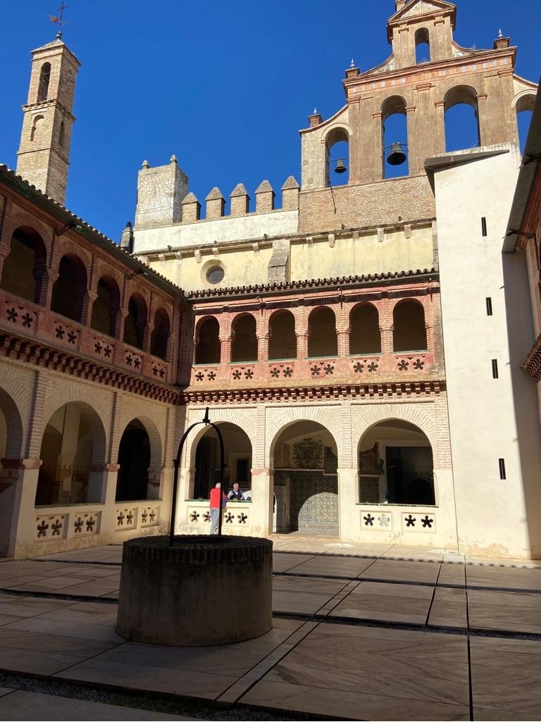 6. Sevilla. Santiponce. Monasterio de San Isidoro del Campo. El grupo en el fondo aten las explicaciones del profesor. Foto Cedida Lluís Costa