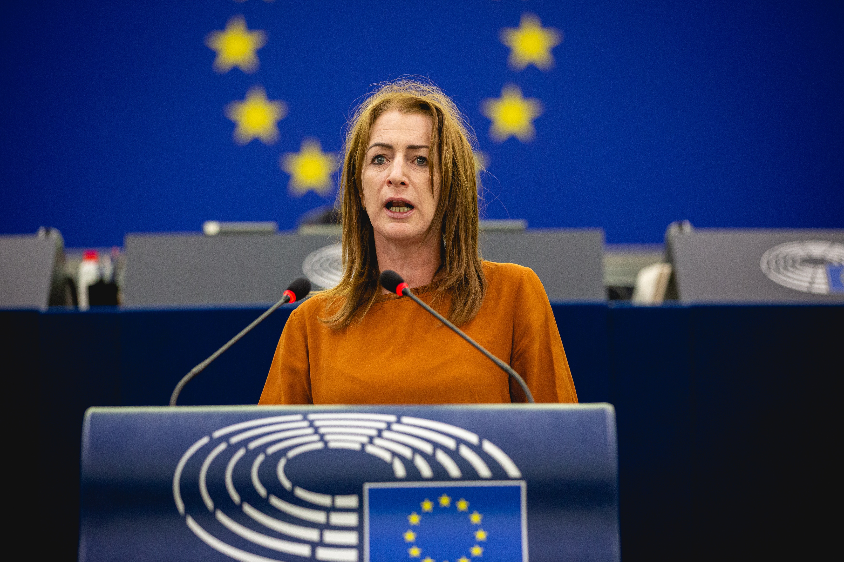 Clare Daly: "Es un error creer que la UE garantizará los derechos fundamentales de Catalunya"