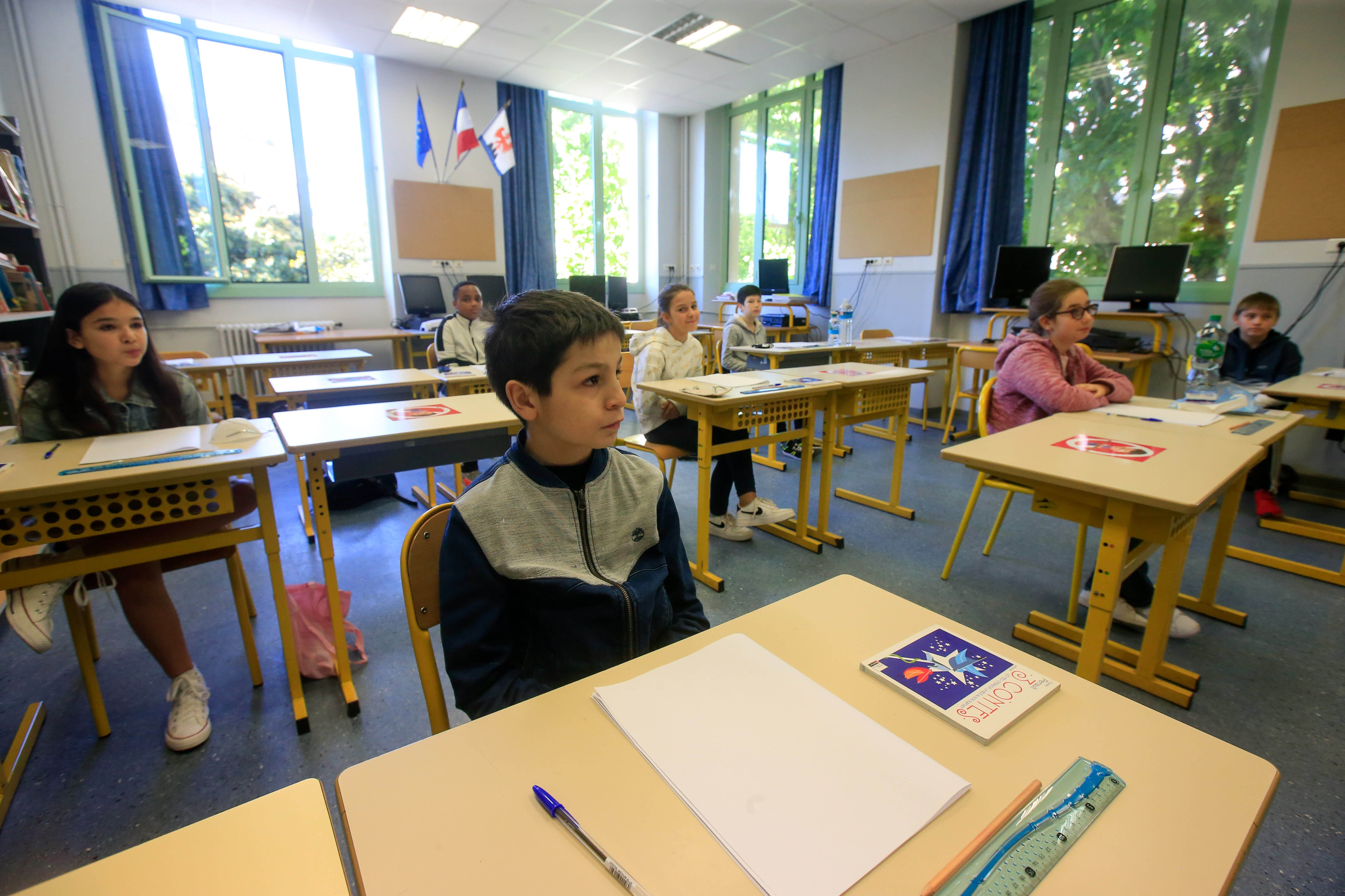 Francia dividirá al alumnado por nivel como plan de choque contra el fracaso escolar y la bajada en PISA