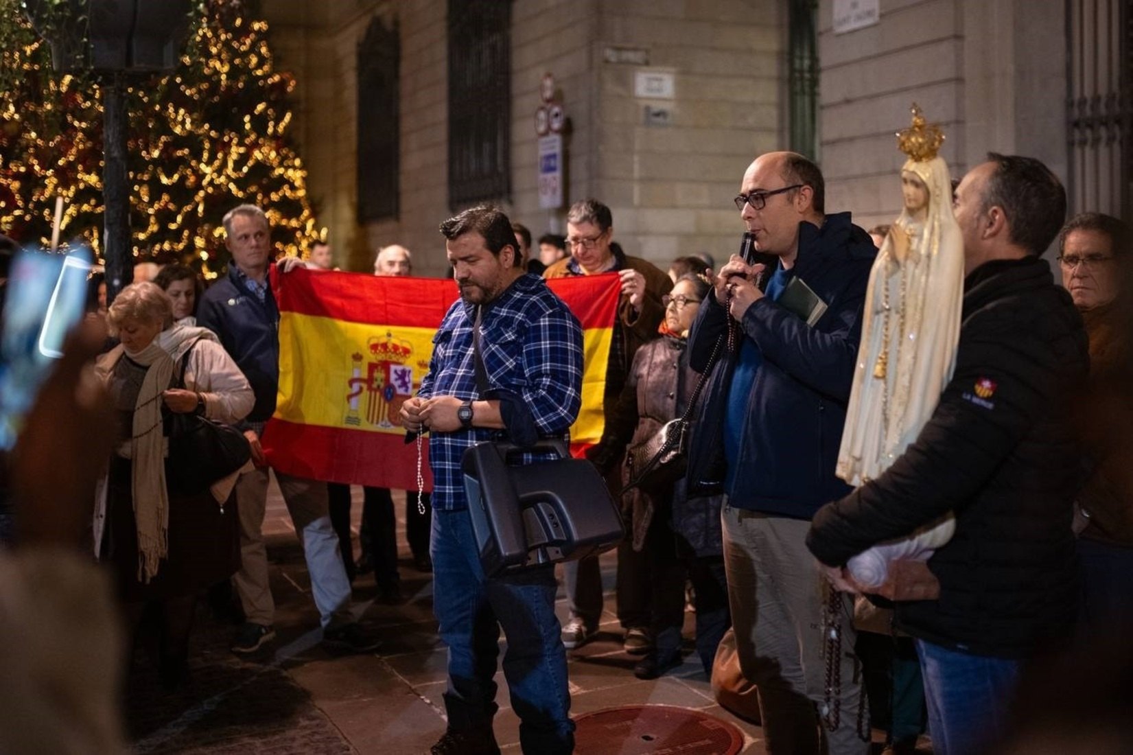 Més d'un centenar de persones resen un rosari per la "unitat catòlica d'Espanya" a Barcelona