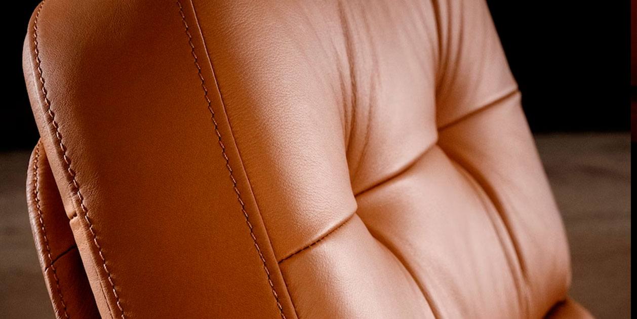 El sillón giratorio de los años 50 marrón dorado está en Ikea