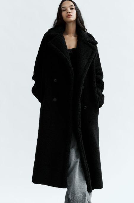 Zara reinventa l'abric de borreguillo, ara és extrallarg, fins als turmells
