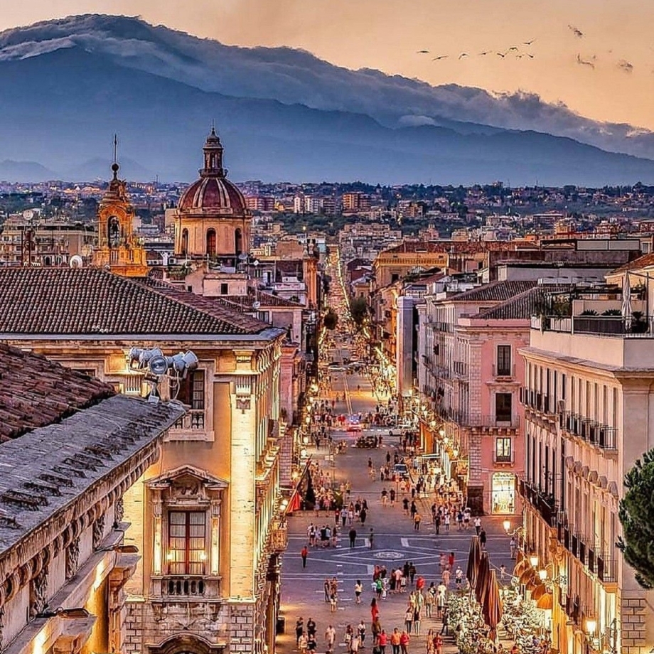 Catania. Via Etnea. Al fondo el volcán Etna. Fuente Pinterest