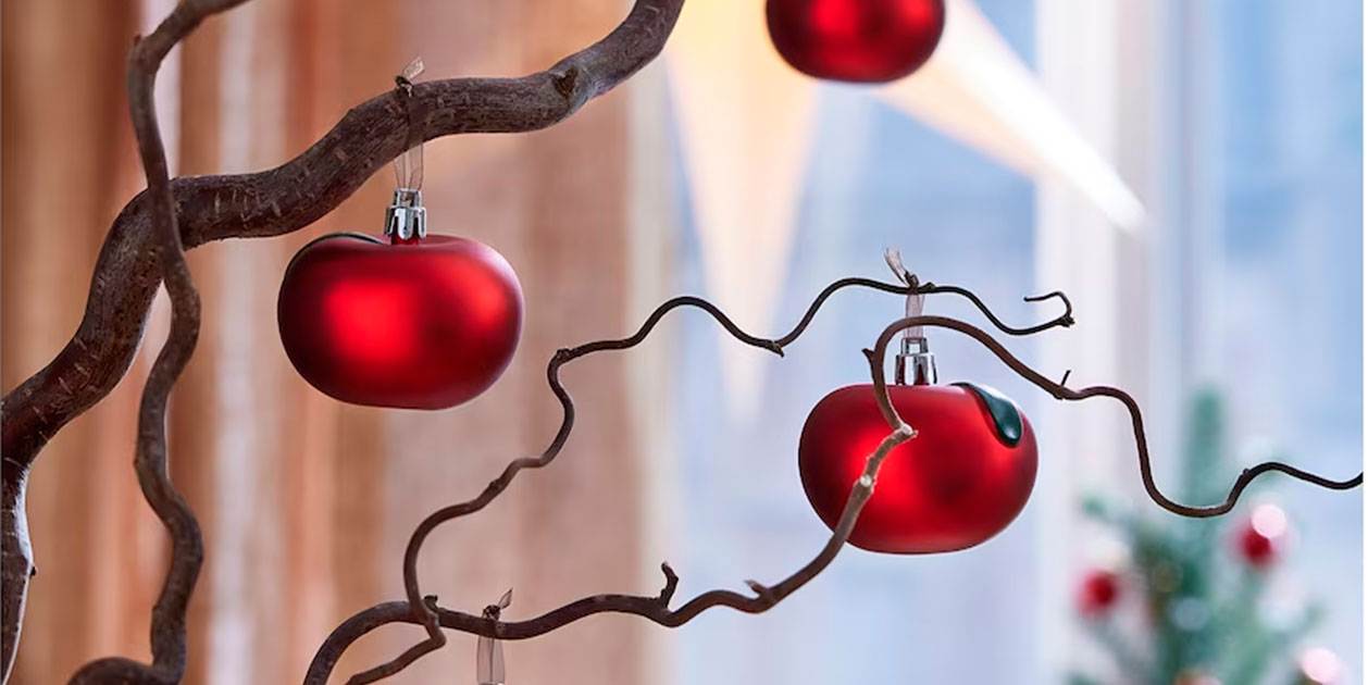 Ikea tiene unas bolas para el árbol de Navidad que son manzanas