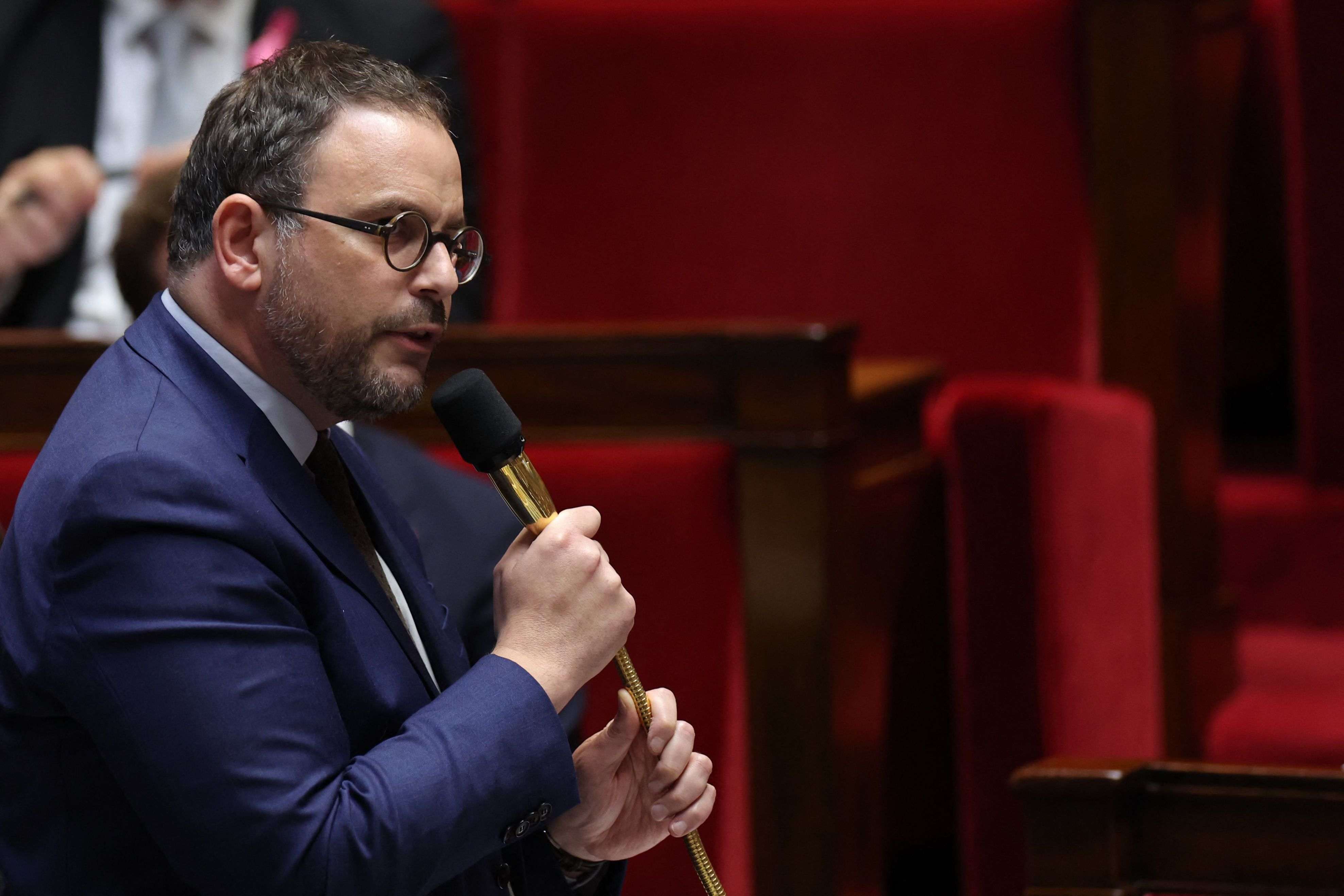 Primera dimisión en el gobierno francés en protesta por la polémica ley "de inmigración"