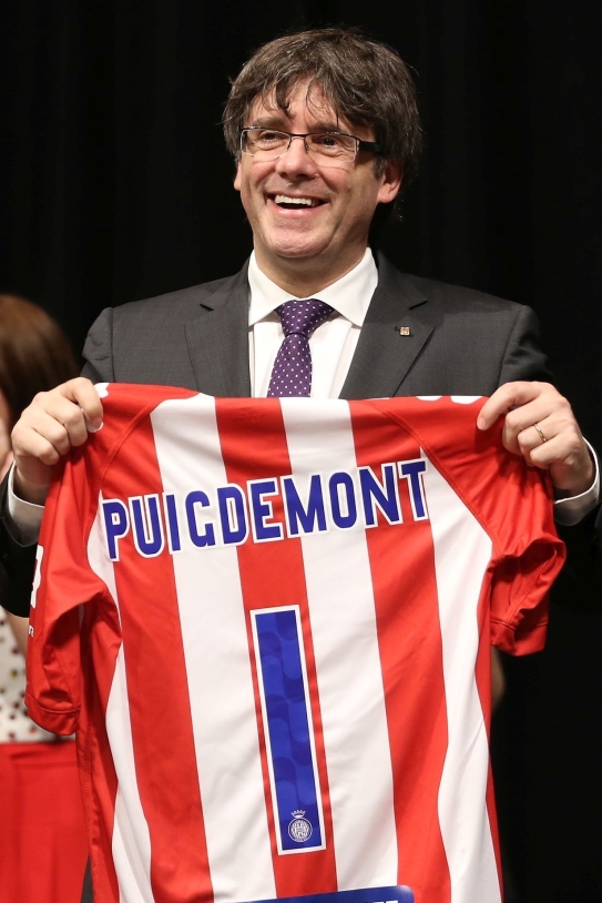 Puigdemont rep la samarreta del Girona FC el 20170608 (Europa Press)