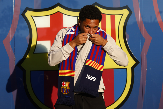 Vitor Roque besa el escudo del Barça en su primer día en Barcelona / Foto: EFE