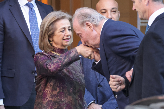 Juan Carlos besa mando GTRES