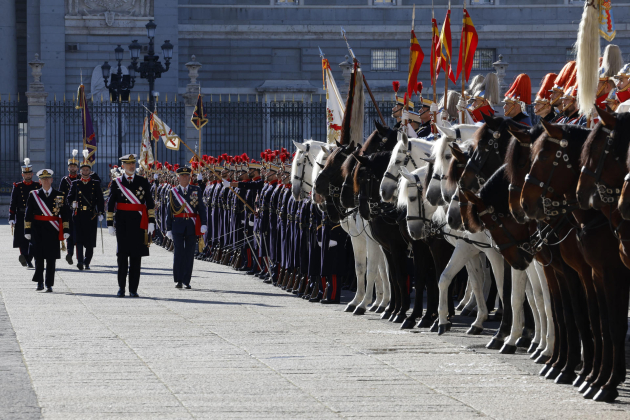 Felipe VI pasa revista tropas Pasqua Militar