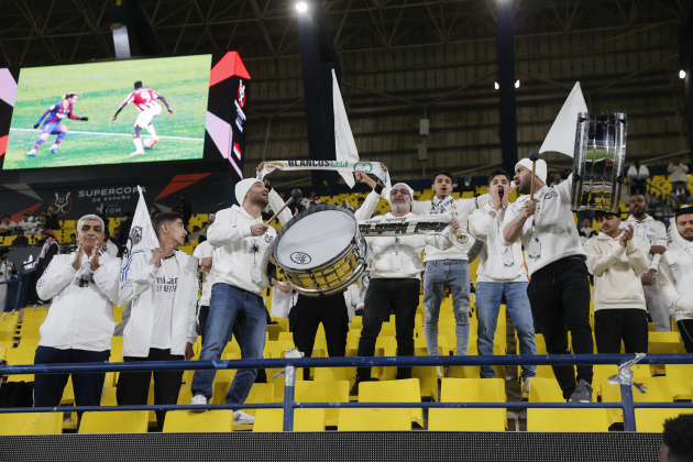 Aficionados del Real Madrid en el Estadio Al Awwal Park de Riad antes de un partido de la Supercopa España / Foto: EFE