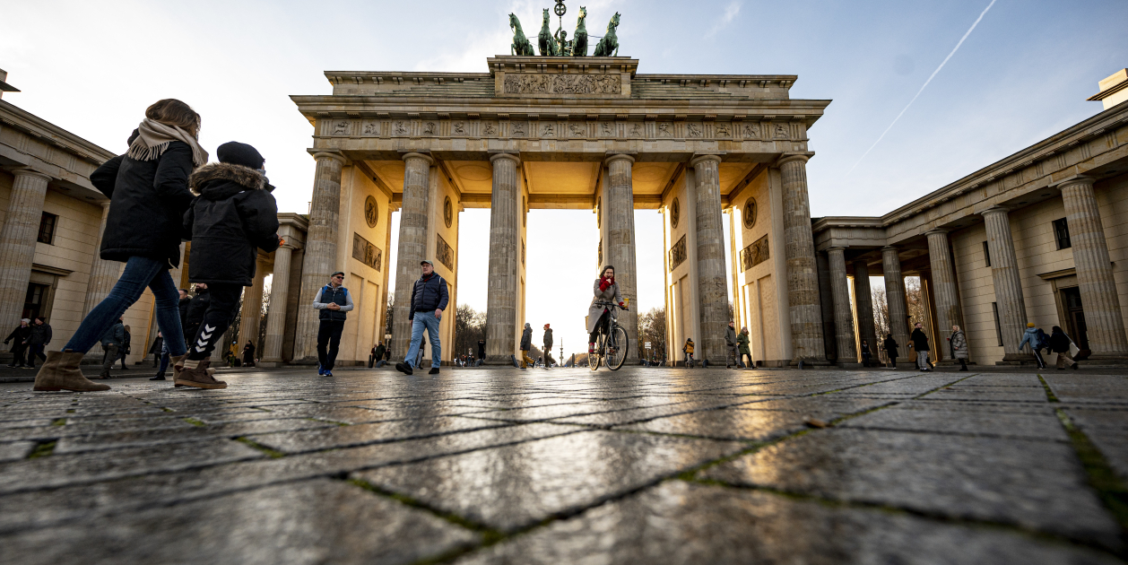 EuropaPress 3468517 ciutadans passejant porta brandenburgo berlin