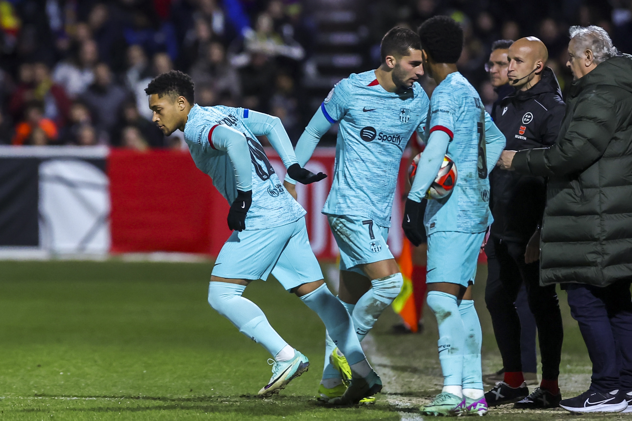 Vitor Roque despierta indiferencia (y hasta cierta preocupación) en el vestuario del Barça