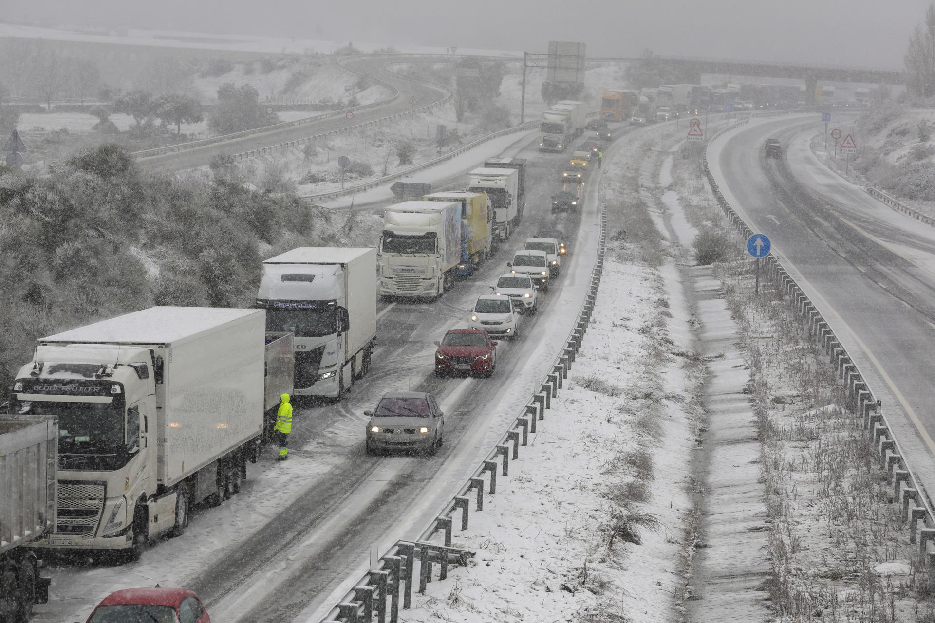 Alliberen els 600 conductors atrapats a Sòria pel temporal de neu