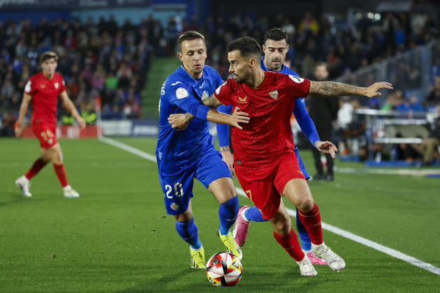 Suso protegint el balon davant de Maksimovic / Foto: EFE