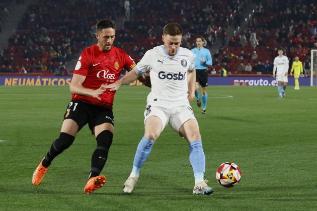 Tsygankov protege el balón durante el Mallorca - Girona / Foto: EFE