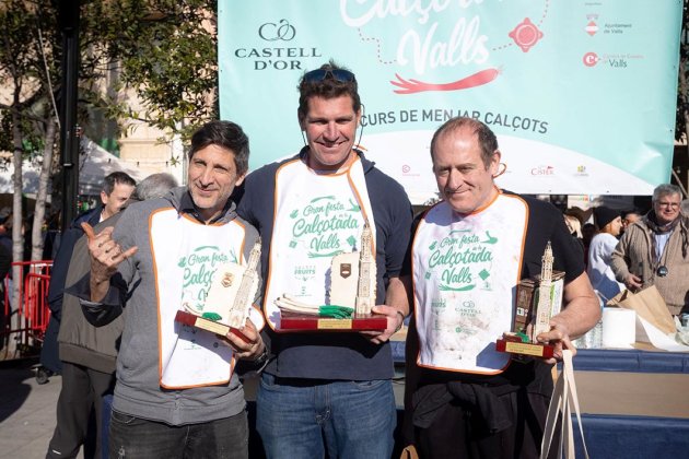 Ganadores de la úlima edición del concurso de comida calçots de Valls, con el vencedor, con el vencedor, Adrià Wegrzyn, en el centro