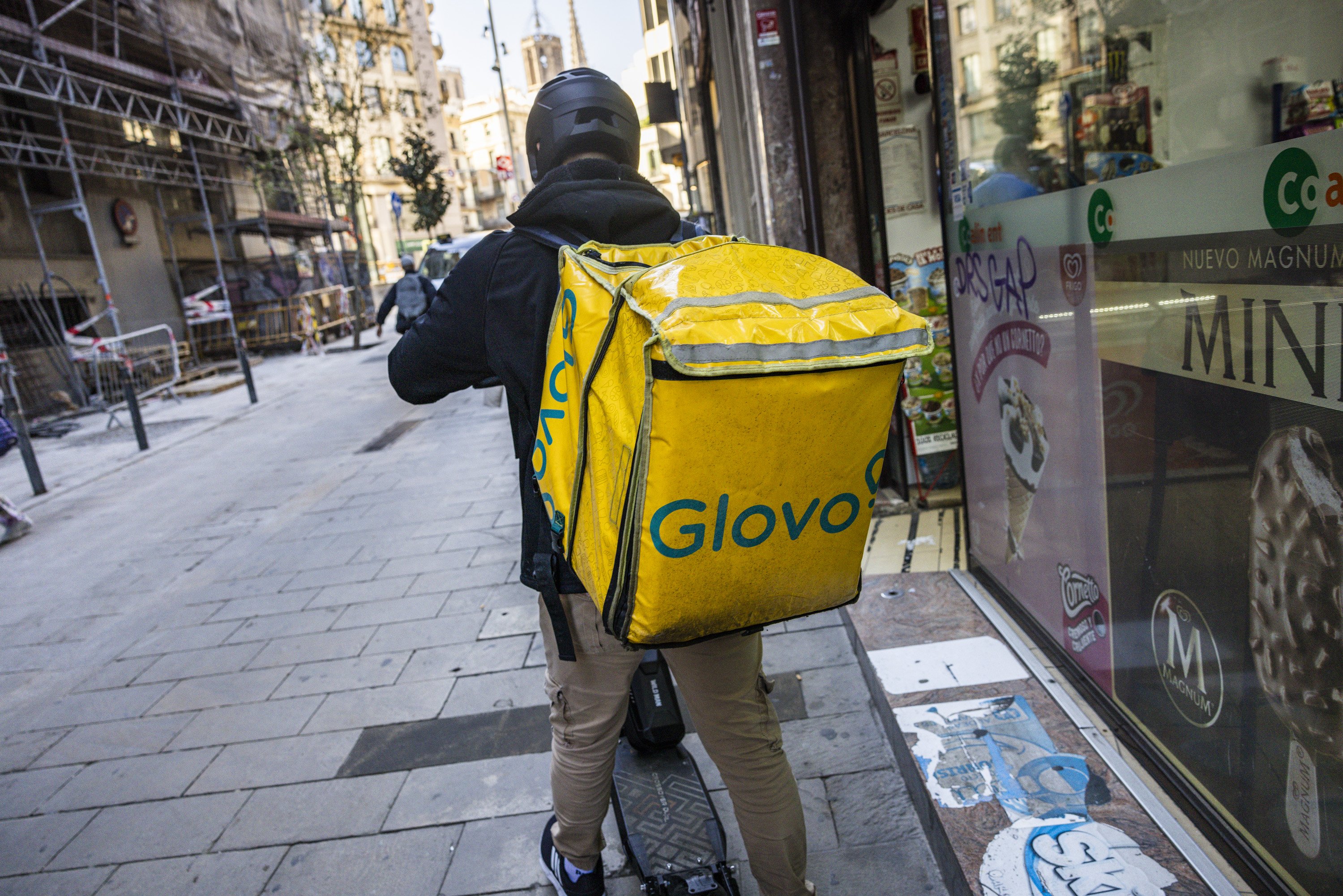 Multa de 30.000 euros a Glovo por preguntar orientación sexual o etnia en las entrevistas de trabajo