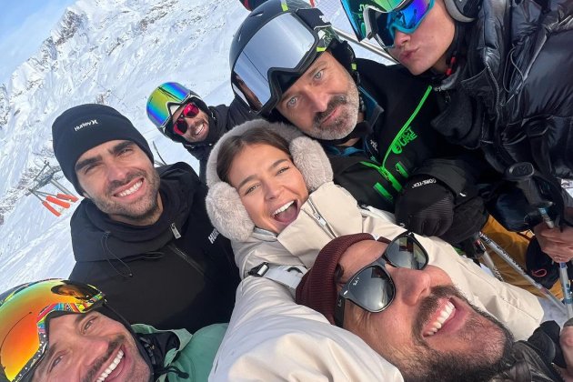 Laura Escanes y Juan Bentacourt esquiando con amigos / Instagram
