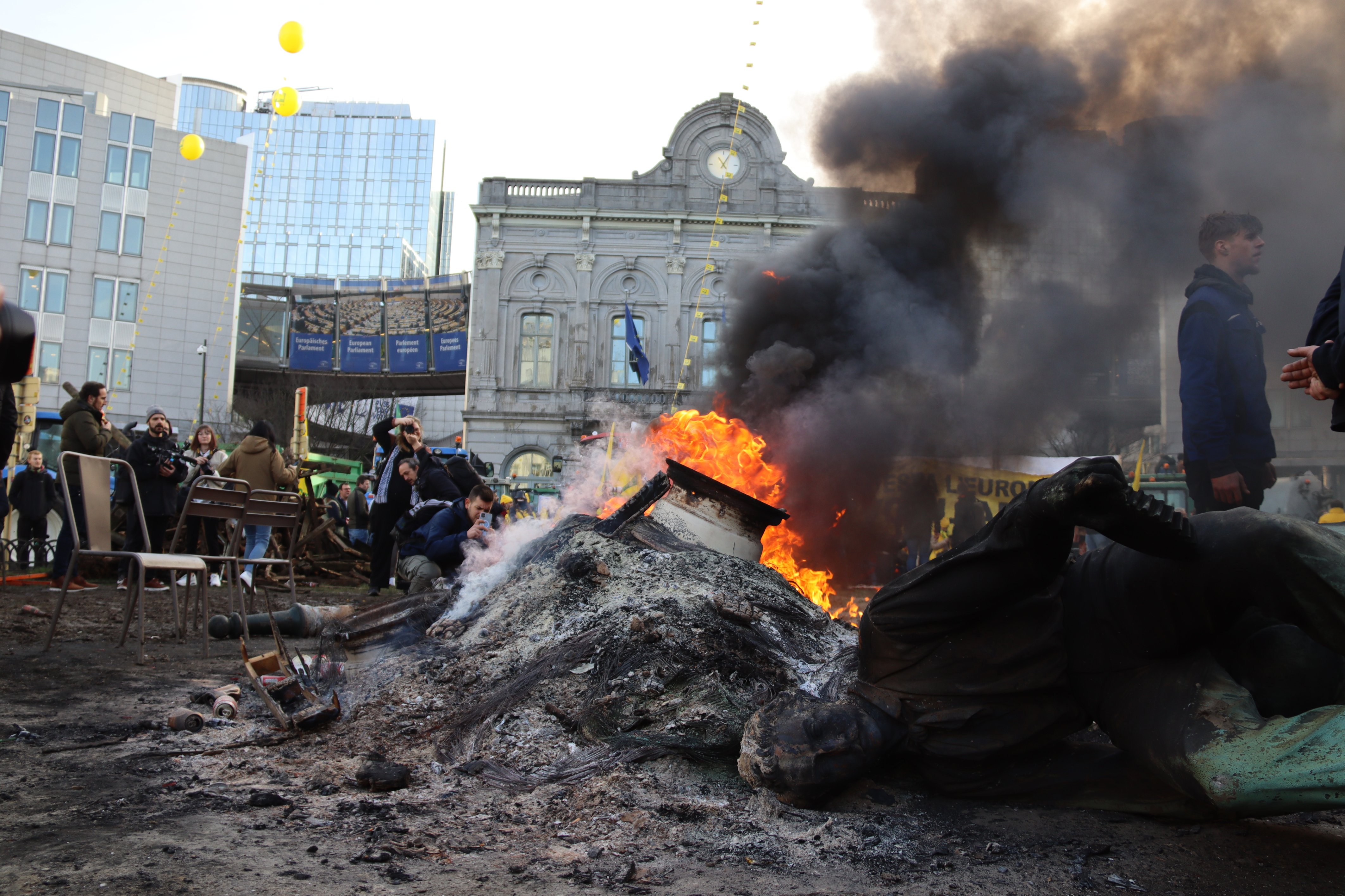 Milers de tractors col·lapsen Brussel·les: pneumàtics cremats i una estàtua enderrocada