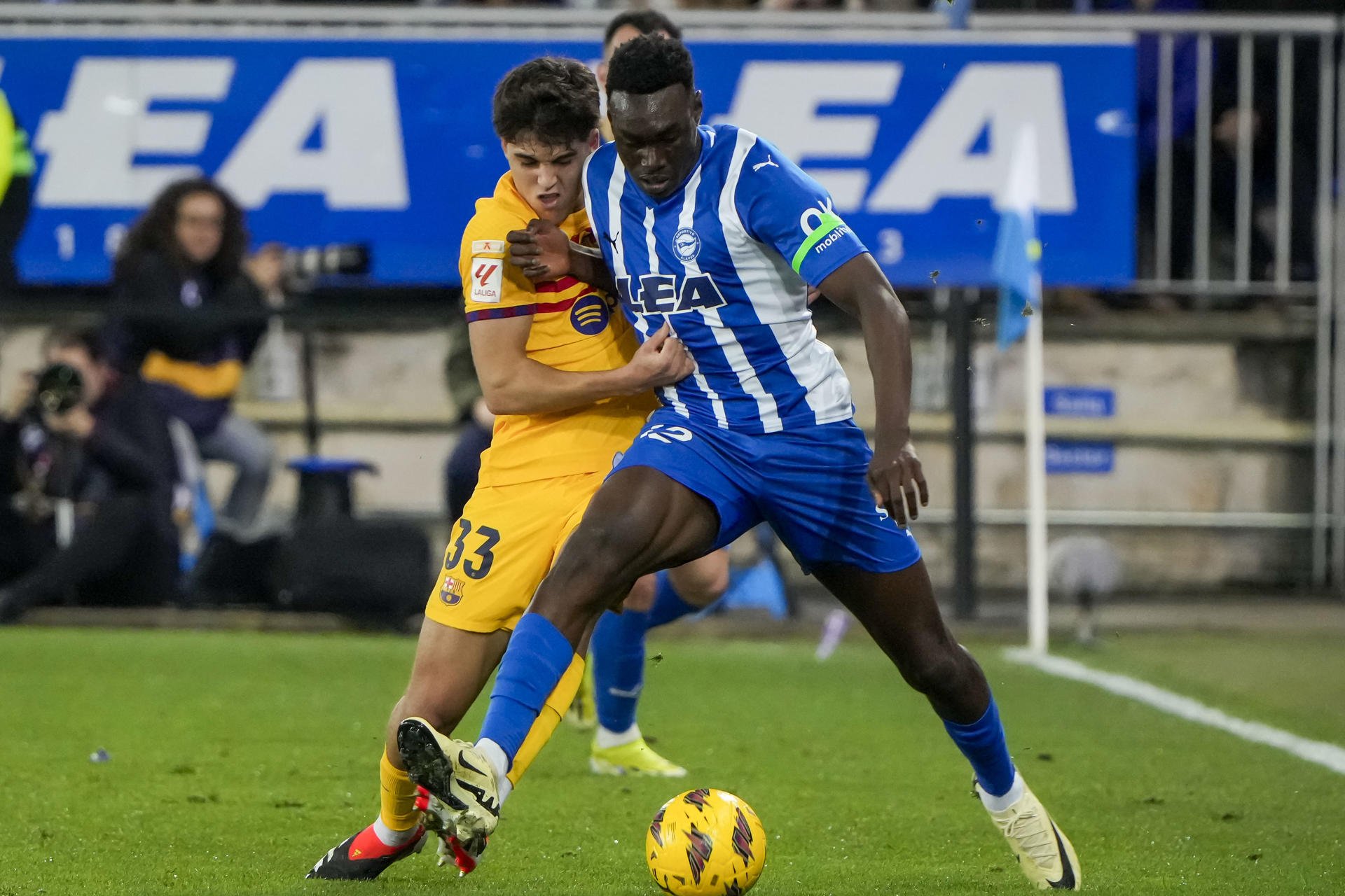 Pau Cubarsí lluita Samu Omorodion Alavés Barça / Foto: EFE