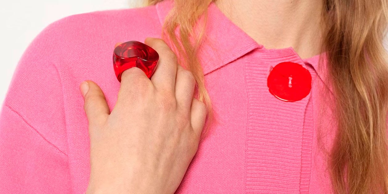 Del nuevo cárdigan de Parfois lo que llama más la atención son los enormes botones transparentes de color rojo