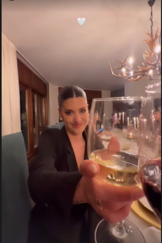 Dulceida brindant amb una copa de vi / Instagram