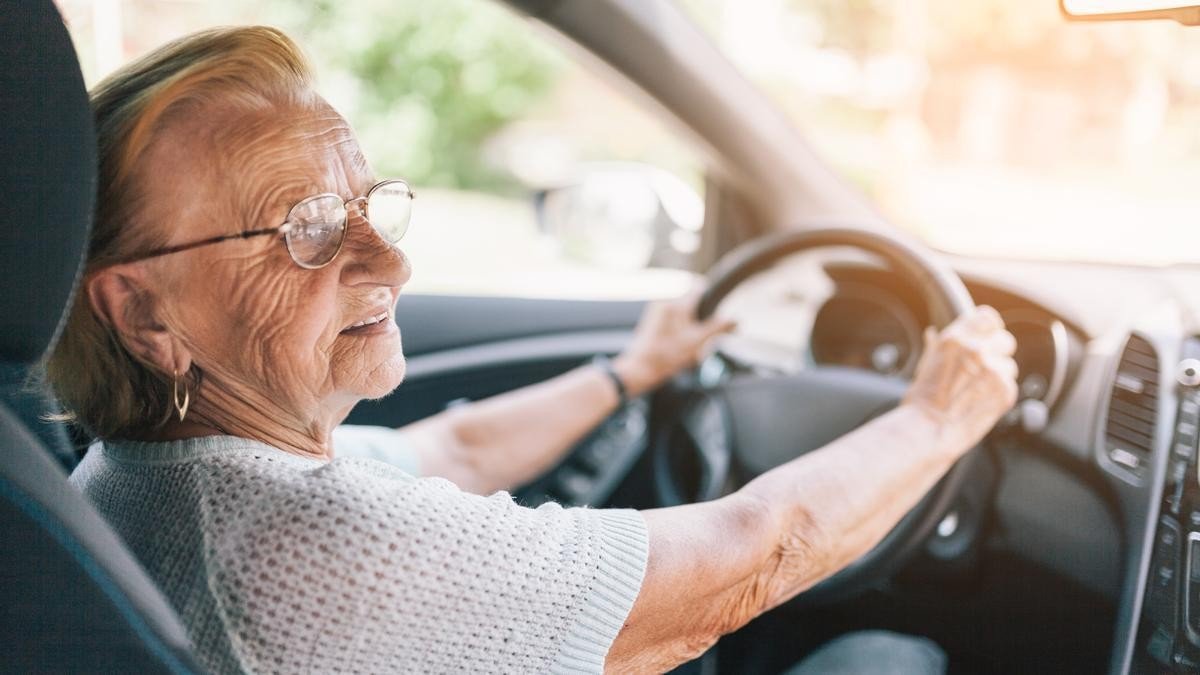 La DGT te va a quitar el permiso de conducir si tienes más de 65 años y padeces alguna de estas enfermedades