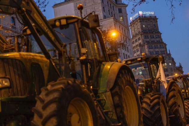 Tractors Gran Via, mobilitzacions pagesos Barcelona. Carlos Balgietto