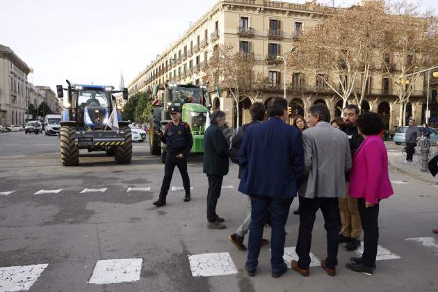 [9:16] Carlos Baglietto Identificant dos tractors que entrant al Parlament . Carlos Baglietto