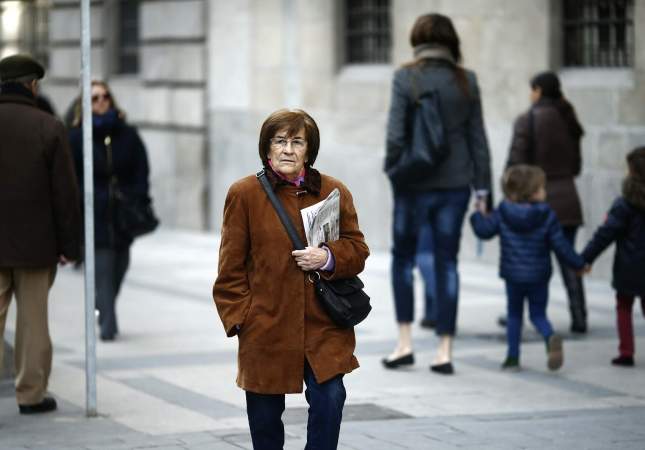 Una jubilada caminant Una jubilada caminant