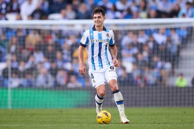 Martin Zubimendi, conduciendo el balón durante un partido de la Real Sociedad / Foto: Euorpa Press