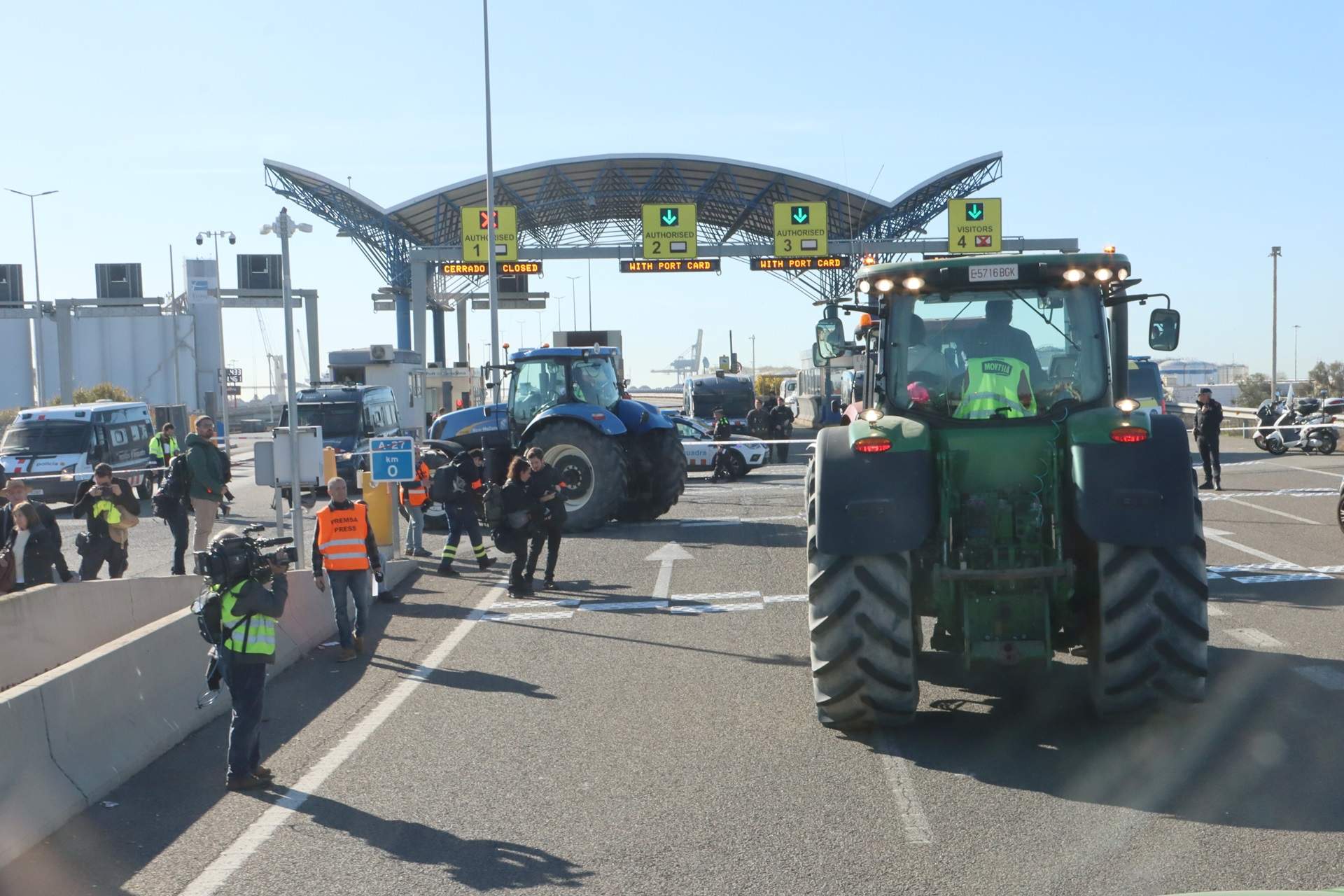 tractor a la porta d'accés del port de Tarragona